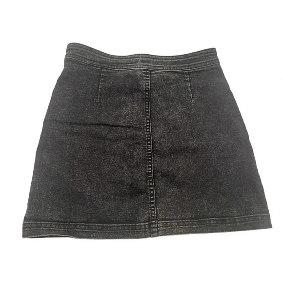 H&M Juniors Black-Washed Button-Up Twill Skater Skirt.
Size 8-9Y - Picture 4 of 4